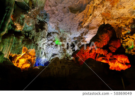 Thien Cung Cave, Halong Bay, Vietnam Thien Cung Cave, Halong Bay, Vietnam 58869049
