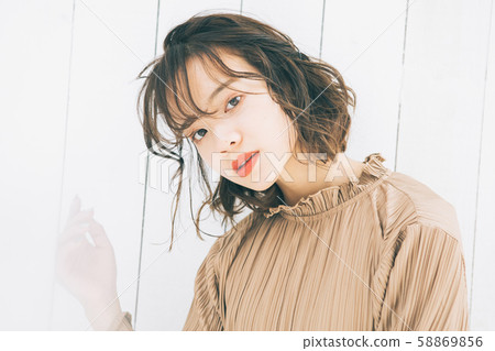 年輕女子髮型圖片 年輕女子髮型圖片 58869856