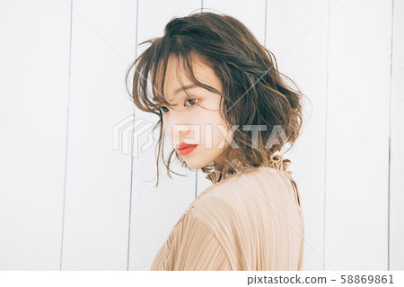 年輕女子髮型圖片 年輕女子髮型圖片 58869861