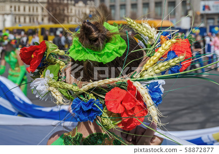 Wreath on girl head 58872877