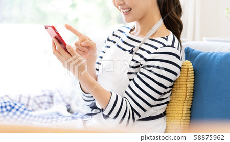 Unnecessary items Female Housewife Smartphone 58875962