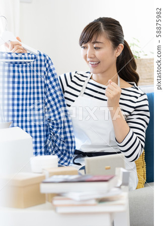 Female housewife Unnecessary item 58875982