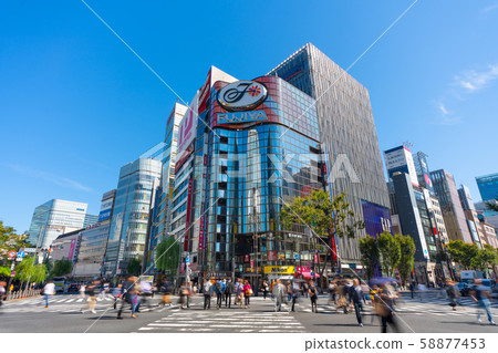 在日本的東京都市風景我看Sukiya橋樑的交叉點 在日本的東京都市風景我看Sukiya橋樑的交叉點 58877453