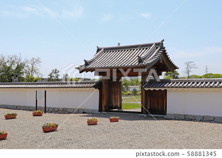 城堡廢墟中留下的小門 城堡廢墟中留下的小門 58881345