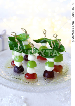 Grape caprese pinchos 58881618