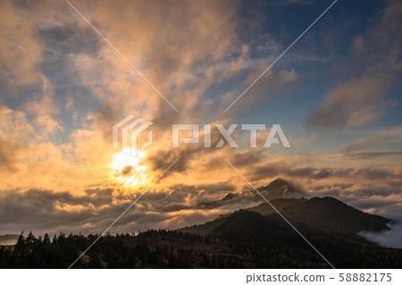 <長野縣>滋賀高原和橫手山秋天的夜景 <長野縣>滋賀高原和橫手山秋天的夜景 58882175
