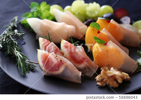 Prosciutto oysters, figs, pears 58886043