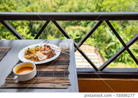 印度尼西亞巴厘島的午餐露台一盤 印度尼西亞巴厘島的午餐露台一盤 58886277