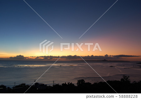 農村小鎮在橙色落日的天空和海邊的輪廓 農村小鎮在橙色落日的天空和海邊的輪廓 58888228