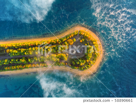 Beautiful misty idyllic lake with foggy autumn 58890661