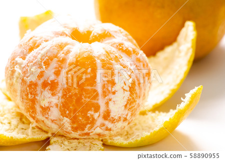 Peeled tangerine. 58890955