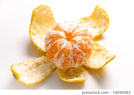 去皮的橘子。 58890963