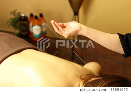 阿育吠陀美容師的手 58891655