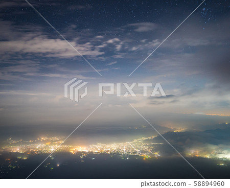 富士山的夜景 58894960