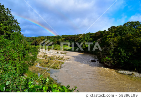 由於大雨,中川河被洪水淹沒了 由於大雨,中川河被洪水淹沒了 58896199