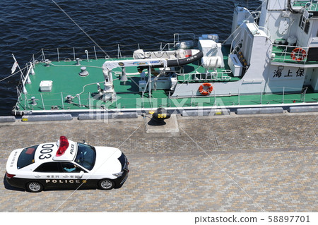 日本海岸警衛隊警衛船和警車在橫濱港大山橋 58897701