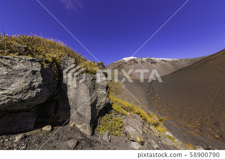 (Shizuoka Prefecture) Mt. Fuji, first snowfall, autumn leaves of the Hoei crater 58900790