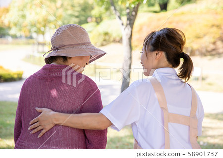 照顧者和老年人 58901737