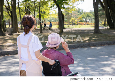 照顧者和老年人 58902053