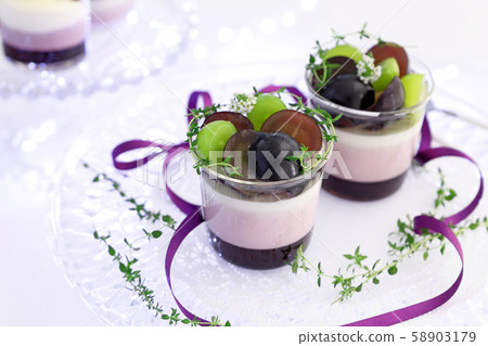 Grape vine 58903179