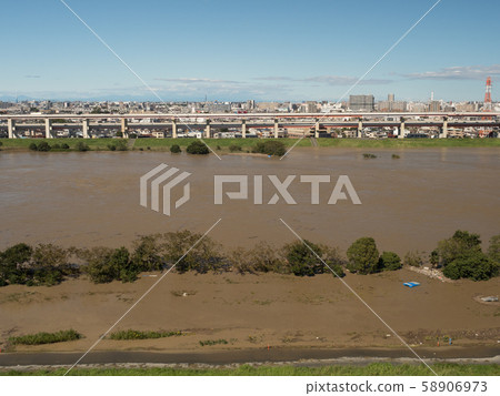 東京都足立區被颱風淹沒的荒川 東京都足立區被颱風淹沒的荒川 58906973