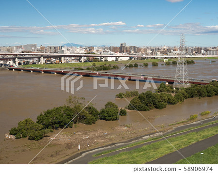 東京都足立區被颱風淹沒的荒川 東京都足立區被颱風淹沒的荒川 58906974