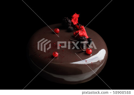 Round chocolate cake with berries and red sponge 58908588