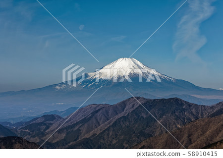 Mt. Fuji and the rest of the moon as seen from Tanzawa's Omotesone / Sanno tower 58910415
