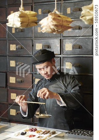 Chinese medicine practitioner at work 58910673