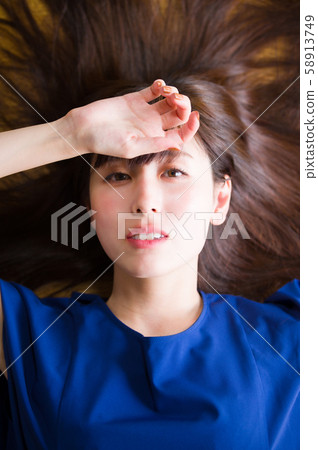 長頭髮的年輕女人 58913749