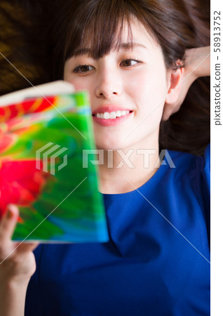 長頭髮的年輕女人 58913752