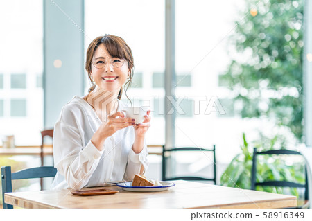 Woman     Woman     58916349