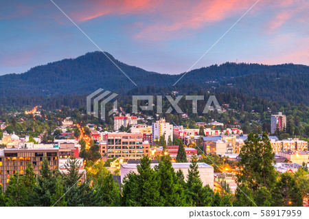 Eugene, Oregon, USA downtown 58917959