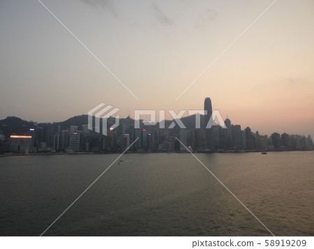 晚上的維多利亞港 58919209