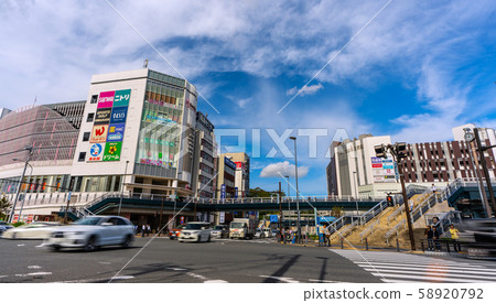 日本戶塚站和“公共汽車中心”交叉路口前的橫濱城市景觀 58920792