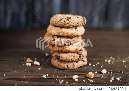 Cookies with chocolate worth a stack on a wooden 58921034