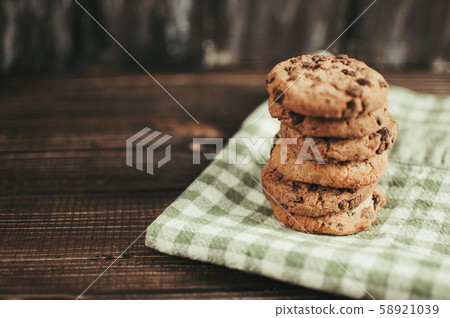 Oatmeal liver lies near the napkin in the box. Oatmeal liver lies near the napkin in the box. 58921039