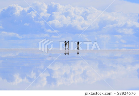 Uyuni salt lake   58924576