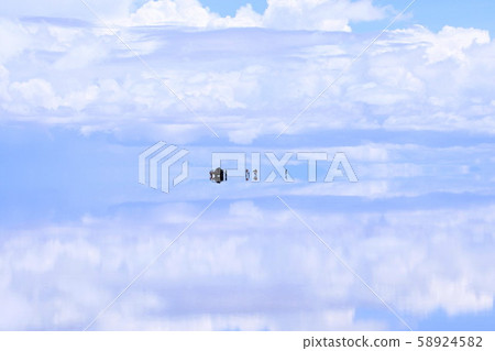 Uyuni salt lake   58924582