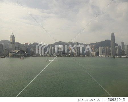 維多利亞港，摩天大樓和輪船風光 58924945