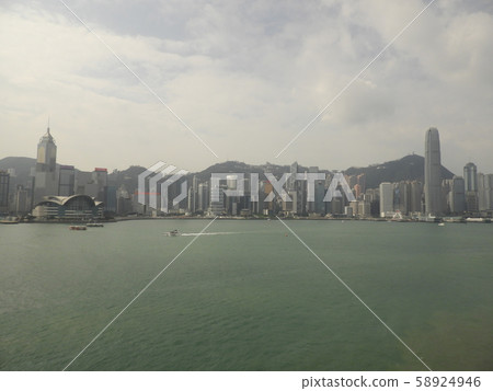 維多利亞港和摩天大樓和船隻的視圖 維多利亞港和摩天大樓和船隻的視圖 58924946