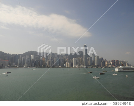維多利亞港和摩天大樓和船隻的視圖 維多利亞港和摩天大樓和船隻的視圖 58924948