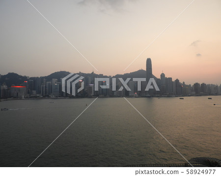 維多利亞港在日落時的視圖 維多利亞港在日落時的視圖 58924977