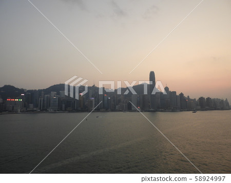 維多利亞港的夜景 58924997