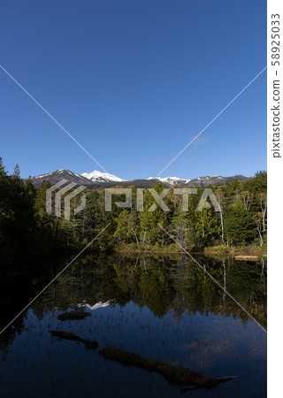 Ushidome Pond in autumn 58925033