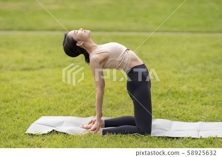 瑜伽在草地上放鬆的感覺（駱駝式）緩解頸部直直症緩解各種不適症狀 58925632