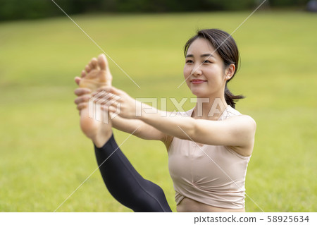 瑜伽在草坪公園放鬆的感覺（蒼鷺的姿勢）推薦給那些想要伸展腿和瘦腿的人 58925634