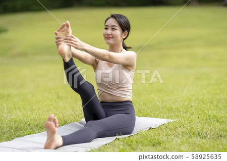 瑜伽在草坪公園放鬆的感覺（蒼鷺的姿勢）推薦給那些想要伸展腿和瘦腿的人 58925635
