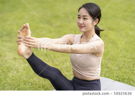 瑜伽在草坪公園放鬆的感覺（蒼鷺的姿勢）推薦給那些想要伸展腿和瘦腿的人 58925636