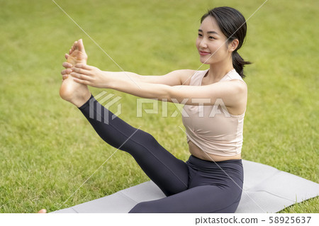 瑜伽在草坪公園放鬆的感覺（蒼鷺的姿勢）推薦給那些想要伸展腿和瘦腿的人 58925637